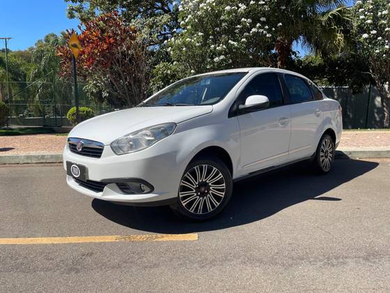 FIAT GRAND SIENA 1.6 MPI ESSENCE 16V FLEX 4P MANUAL FIAT GRAND SIENA 1.6 MPI ESSENCE 16V FLEX 4P MANUAL